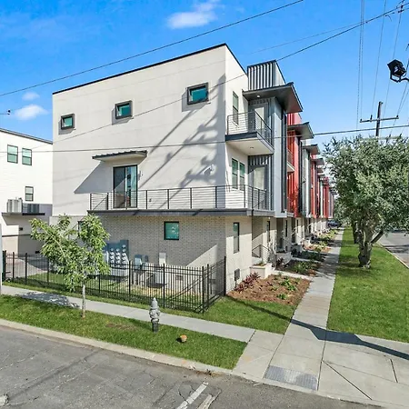 New Construction Townhouse Near Hot Spots Guest house