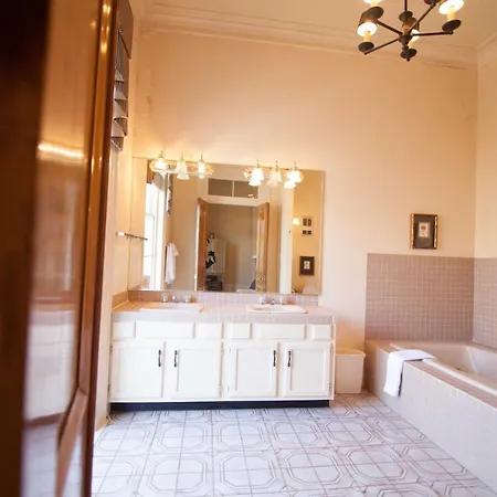 The Courtyards French Quarter Guest house *