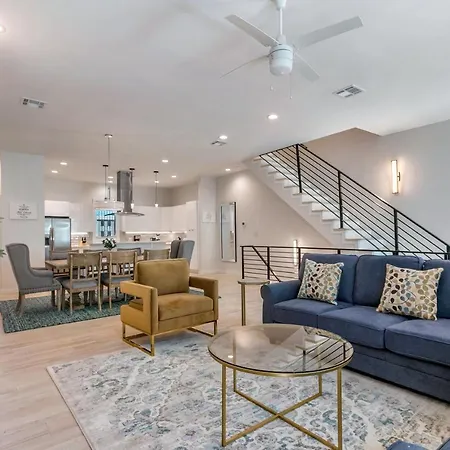 Beautiful Townhouse In A Gated Community *