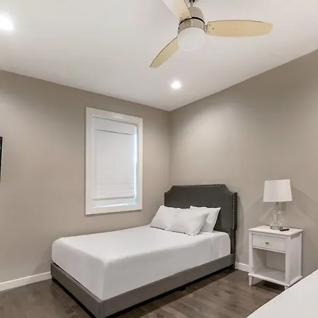 Private Living Near Hot Spots Holiday home