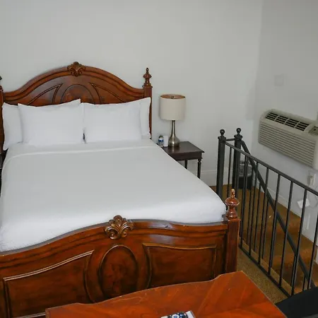 Frenchmen Hotel