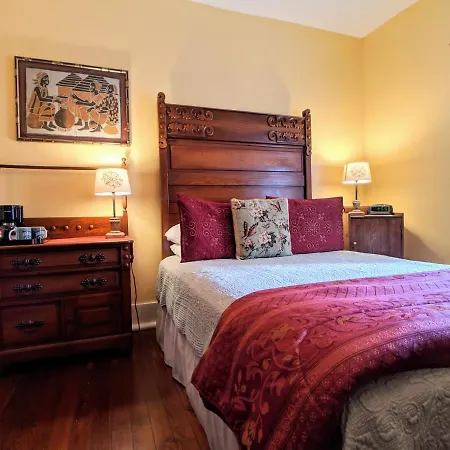 Bed & Breakfast Parisian Courtyard New Orleans