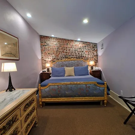 Parisian Courtyard Bed & Breakfast 3*