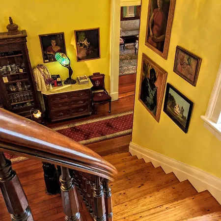 Parisian Courtyard Bed & Breakfast 3*