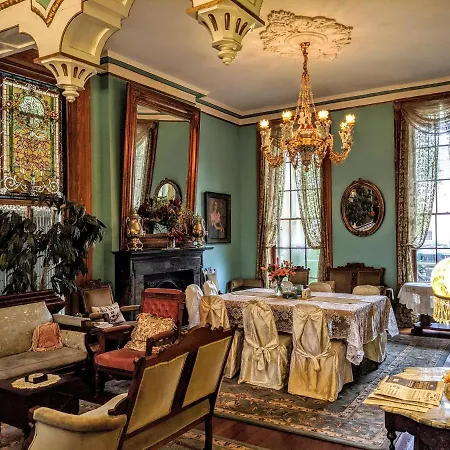 Parisian Courtyard 3*