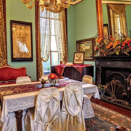 Bed & Breakfast Parisian Courtyard New Orleans