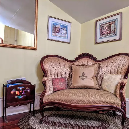 Parisian Courtyard Bed & Breakfast 3*