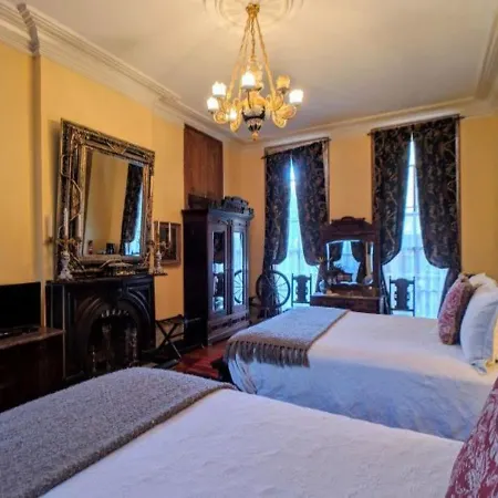 Bed & Breakfast Parisian Courtyard