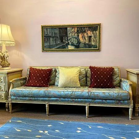 Parisian Courtyard Bed & Breakfast