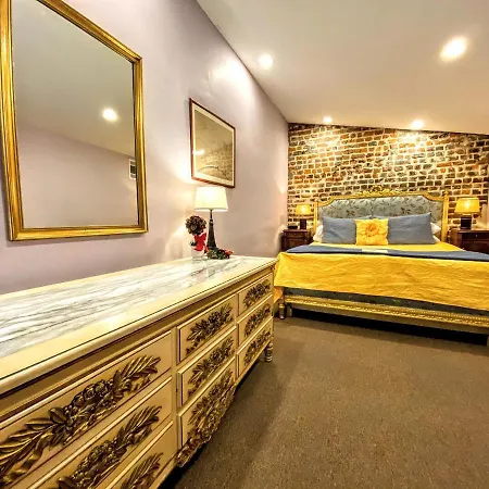 Parisian Courtyard Bed & Breakfast 3*