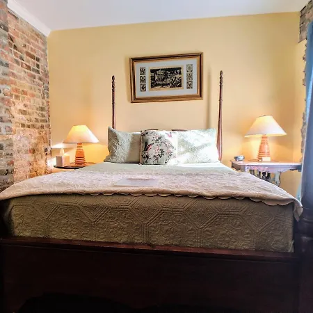 Bed & Breakfast Parisian Courtyard New Orleans