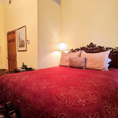 Bed & Breakfast Parisian Courtyard New Orleans