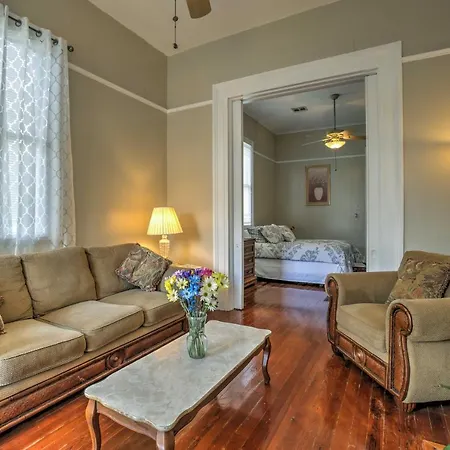 Walk To River, Tram & Zoo: Classic Nola Home! Holiday home
