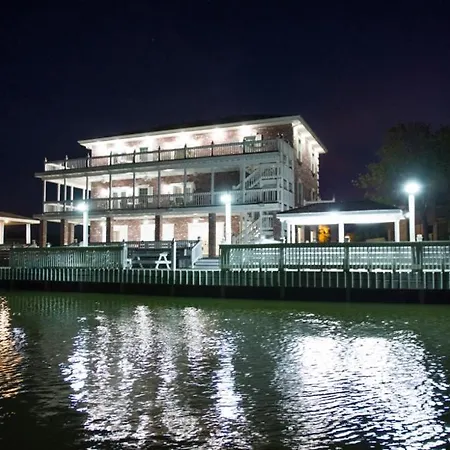 W/ Waterfront Deck: 23 Mi To Bourbon Street! Villa New Orleans