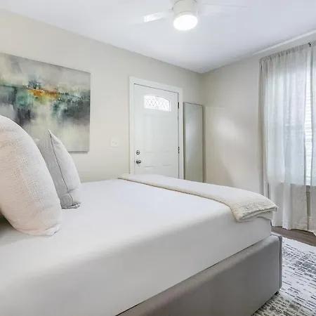 Holiday home St Charles Ave Living Near Hot Spots And Restaurants *