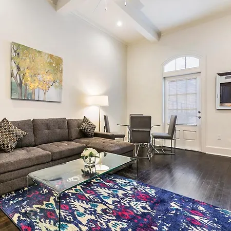 1 And 2 Bedroom Private Steps Away From French Quarter Aparthotel