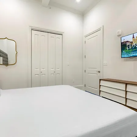 1 And 2 Bedroom Private Steps Away From French Quarter Aparthotel 5*