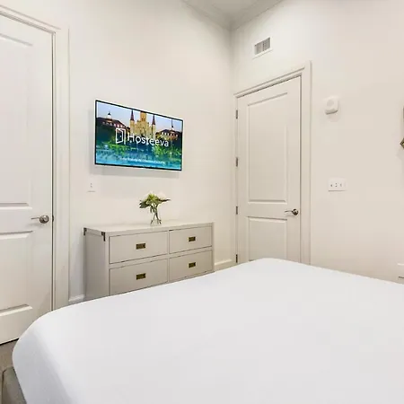 1 And 2 Bedroom Private Steps Away From French Quarter Aparthotel