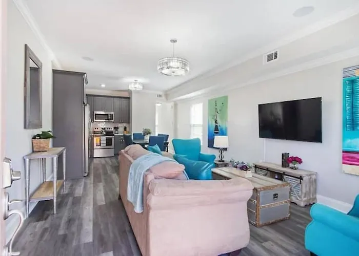 Vibrant 5Br Close To Street Car