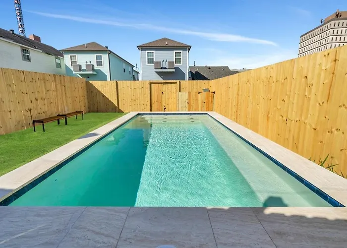 Spacious 4Br Mid-City Home With Pool & Balcony