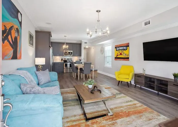 Modern 3 Bedroom In Mid City