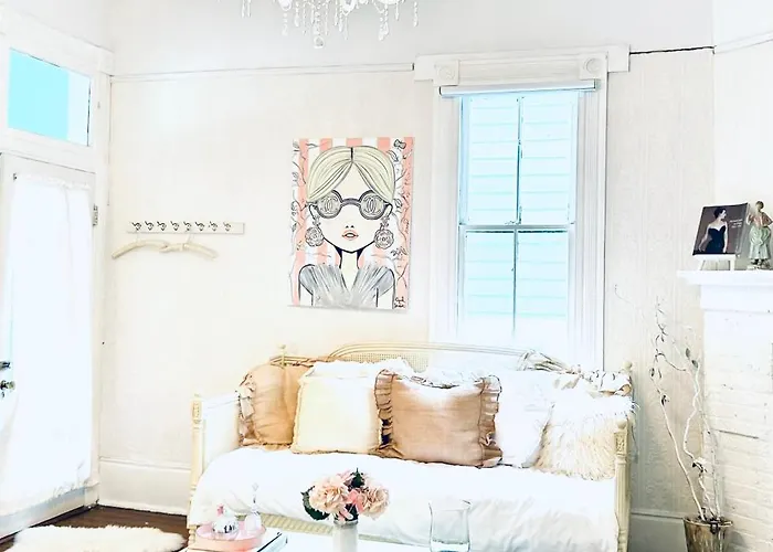 3Br Parisian Penthouse Sleeps 5 W Balcony On Streetcar!!