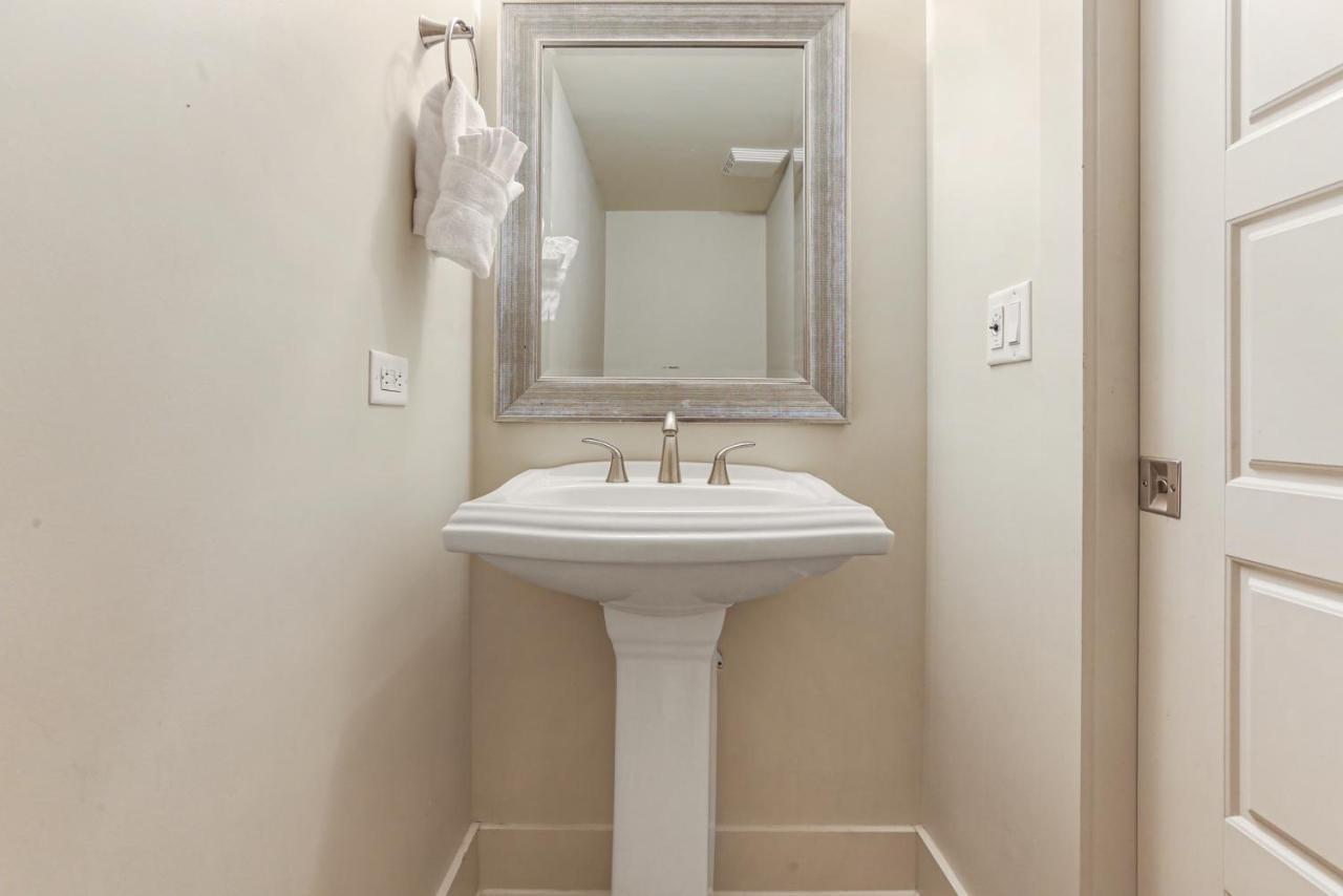 Apartment 2 Bedroom Elegant In Downtown