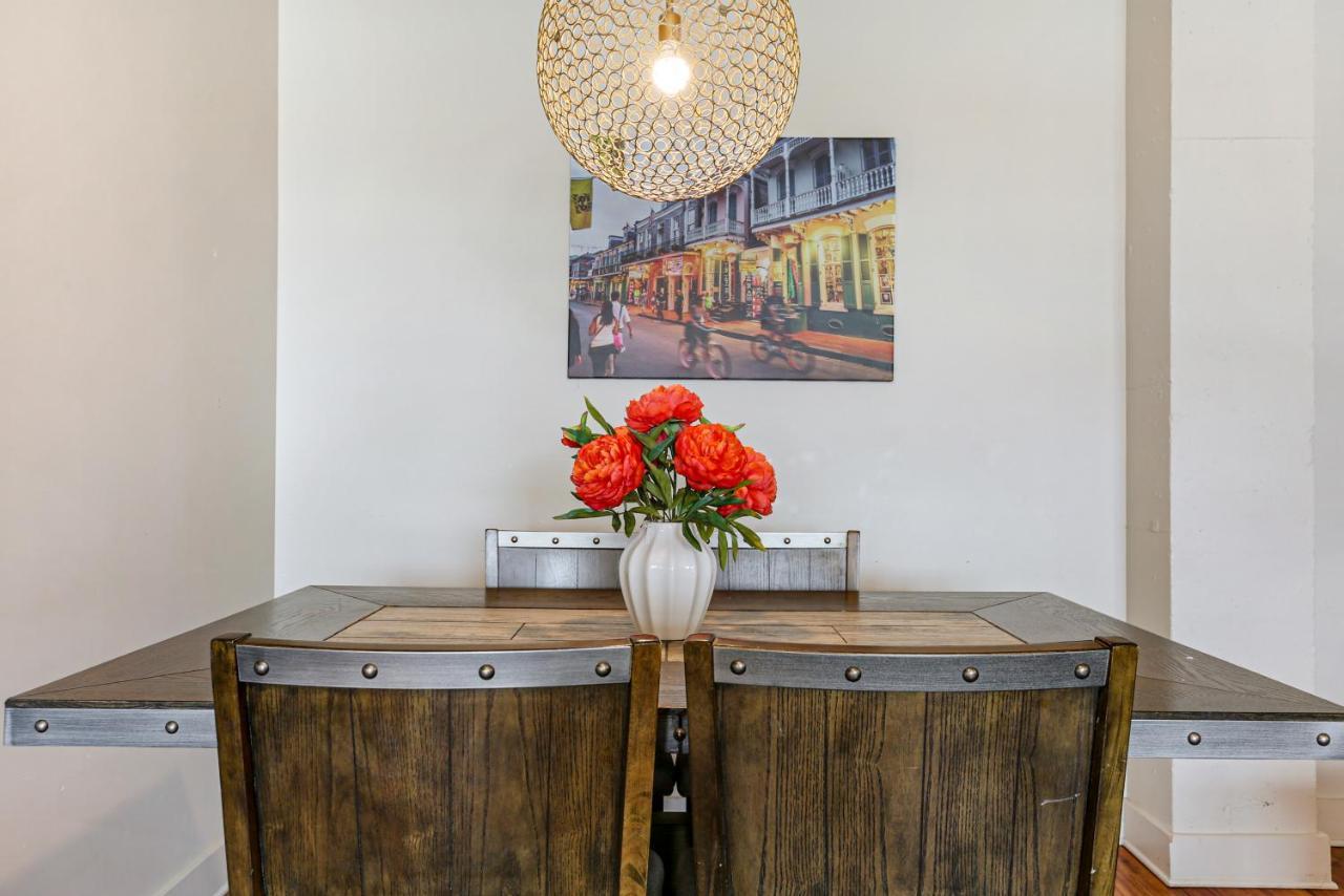 2 Bedroom Elegant In Downtown *