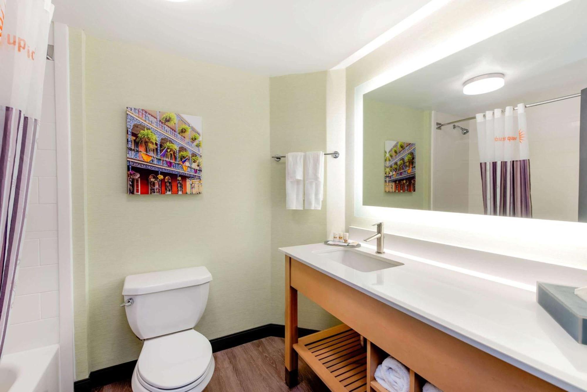 La Quinta & By Wyndham Downtown Hotel