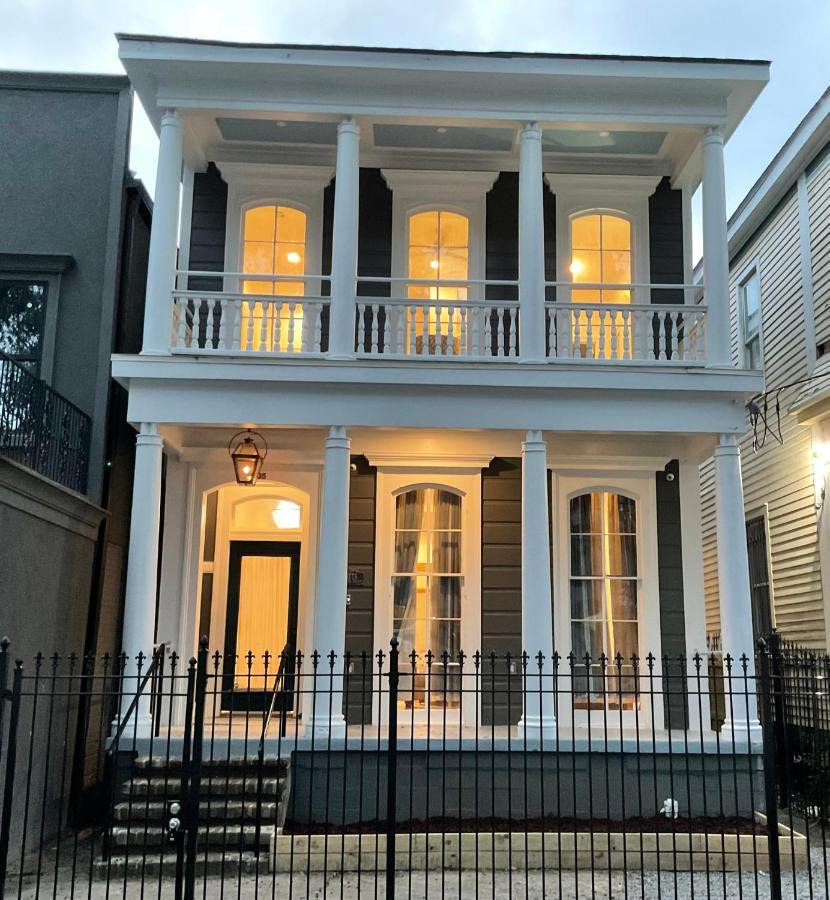 Canal Street Mini Mansion Sleeps 15 *