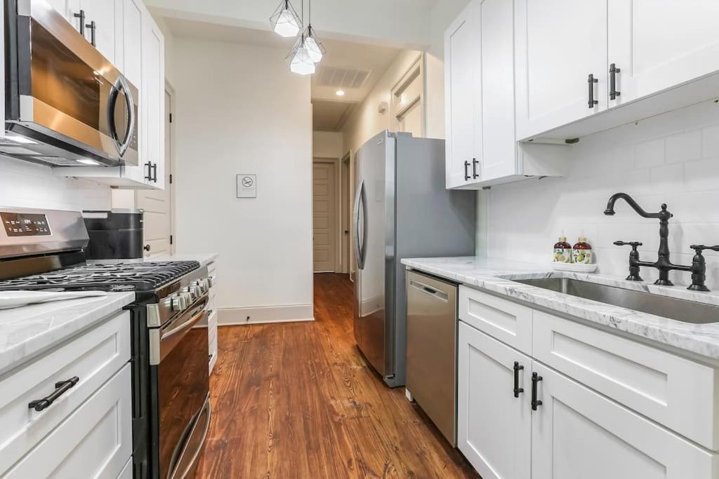 La Belle Luxe 3qnbed, Walk To Street Car! Holiday home
