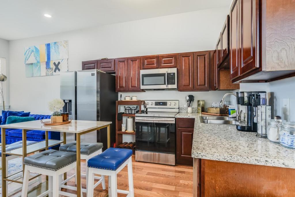Contemporary, Nestled In The Heart Of The City! Apartment *