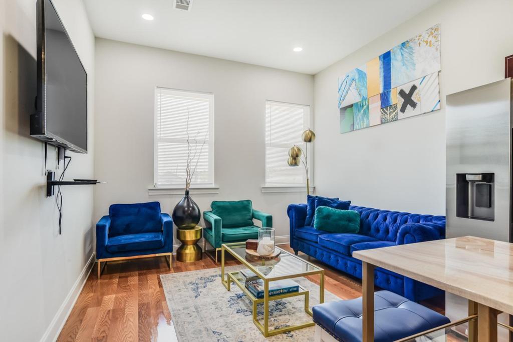 Contemporary, Nestled In The Heart Of The City! Apartment *
