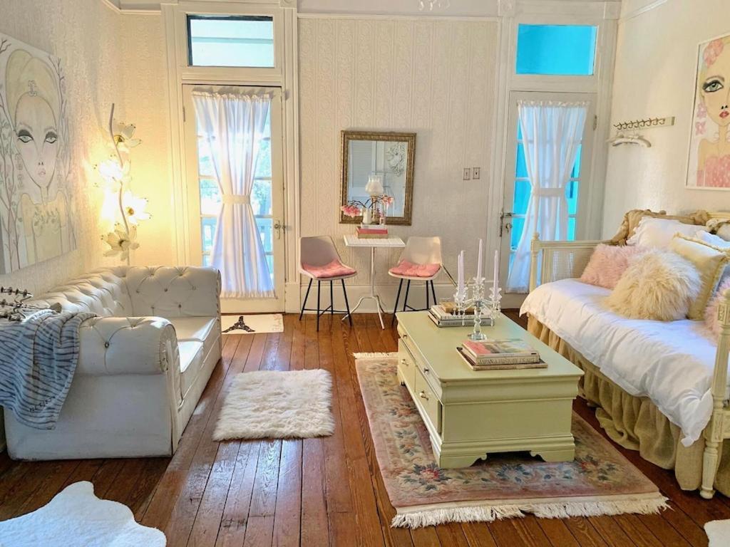 The Elisabeth House Canal St Dollhouse, 6 Bedroom Streetcar Sleeps 14! New Orleans