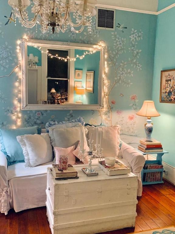 Holiday home The Elisabeth House Canal St Dollhouse, 6 Bedroom Streetcar Sleeps 14! *