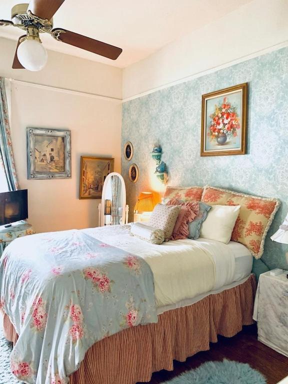 The Elisabeth House Canal St Dollhouse, 6 Bedroom Streetcar Sleeps 14! Holiday home New Orleans