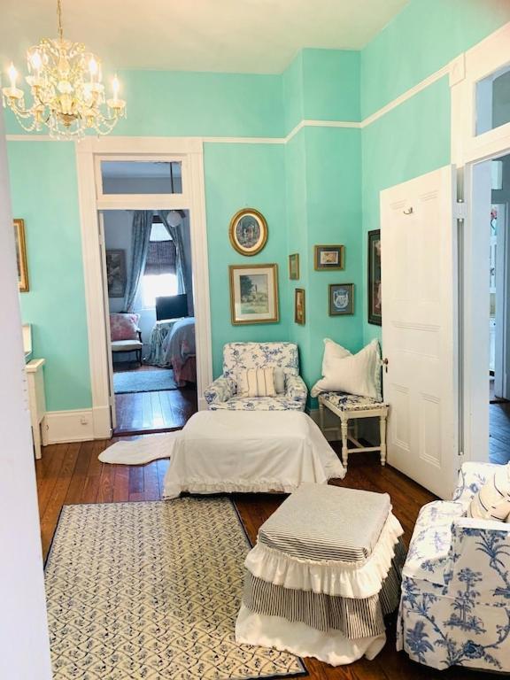The Elisabeth House Canal St Dollhouse, 6 Bedroom Streetcar Sleeps 14! Holiday home *