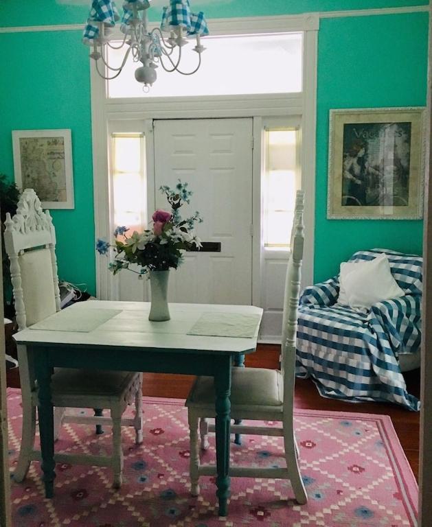 The Elisabeth House Canal St Dollhouse, 6 Bedroom Streetcar Sleeps 14! Holiday home New Orleans