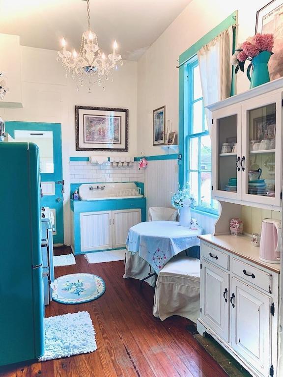 The Elisabeth House Canal St Dollhouse, 6 Bedroom Streetcar Sleeps 14!