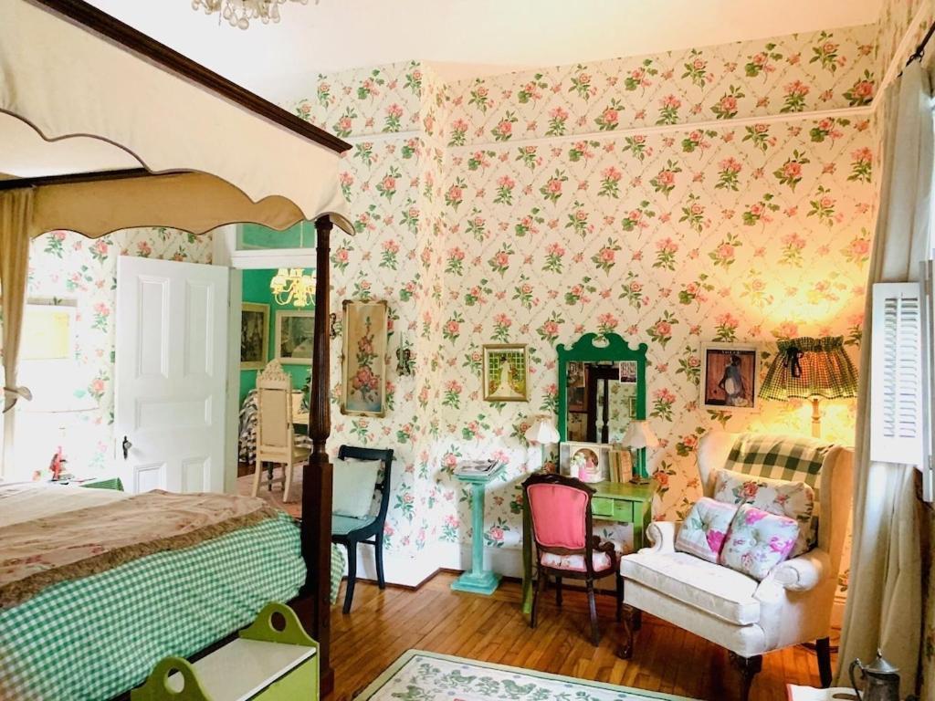 The Elisabeth House Canal St Dollhouse, 6 Bedroom Streetcar Sleeps 14! * New Orleans