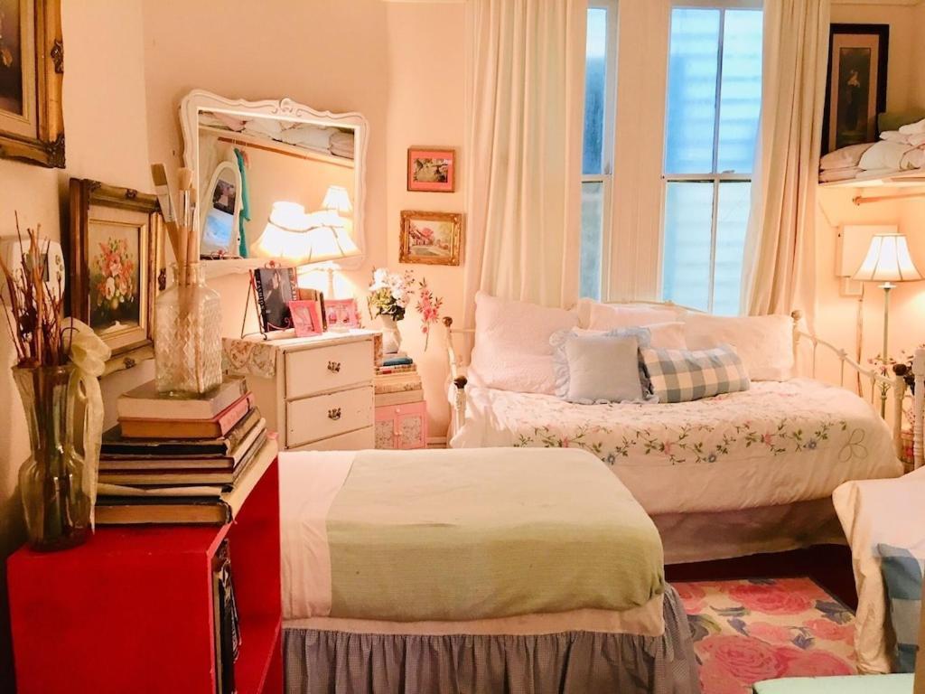 The Elisabeth House Canal St Dollhouse, 6 Bedroom Streetcar Sleeps 14! Holiday home New Orleans
