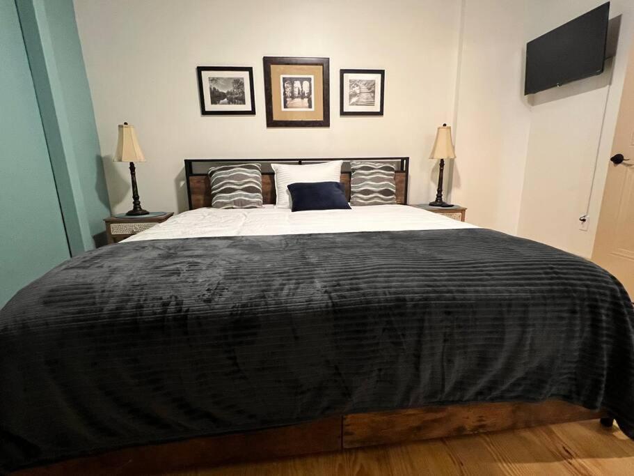 Chic Two-bedroom On Camp St, *