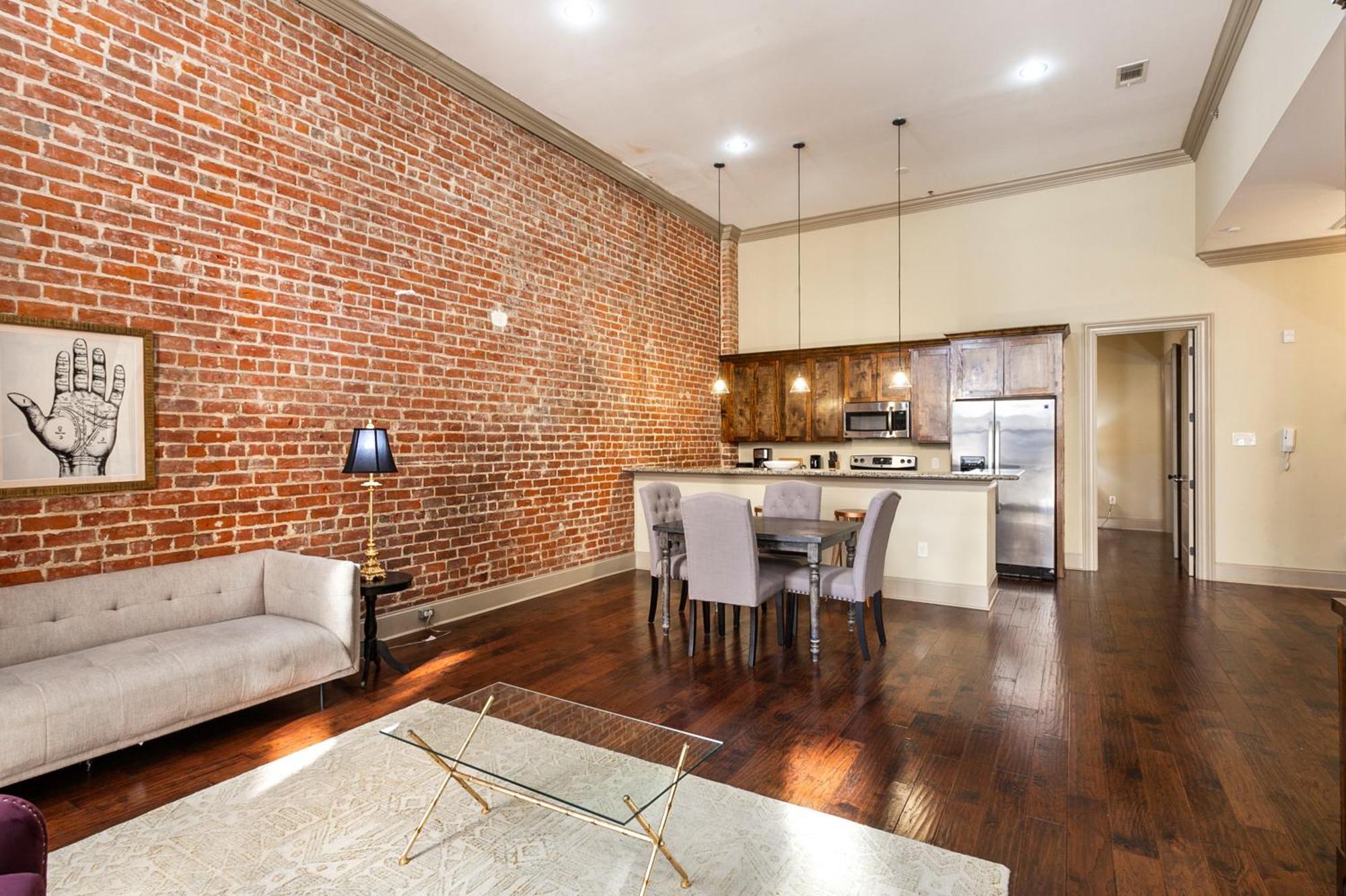 Chuck's Place Aparthotel