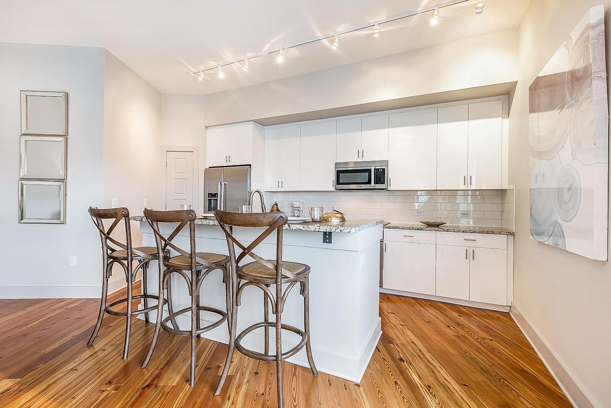 Upscale And Penthouses Close To Canal And Bourbon St *