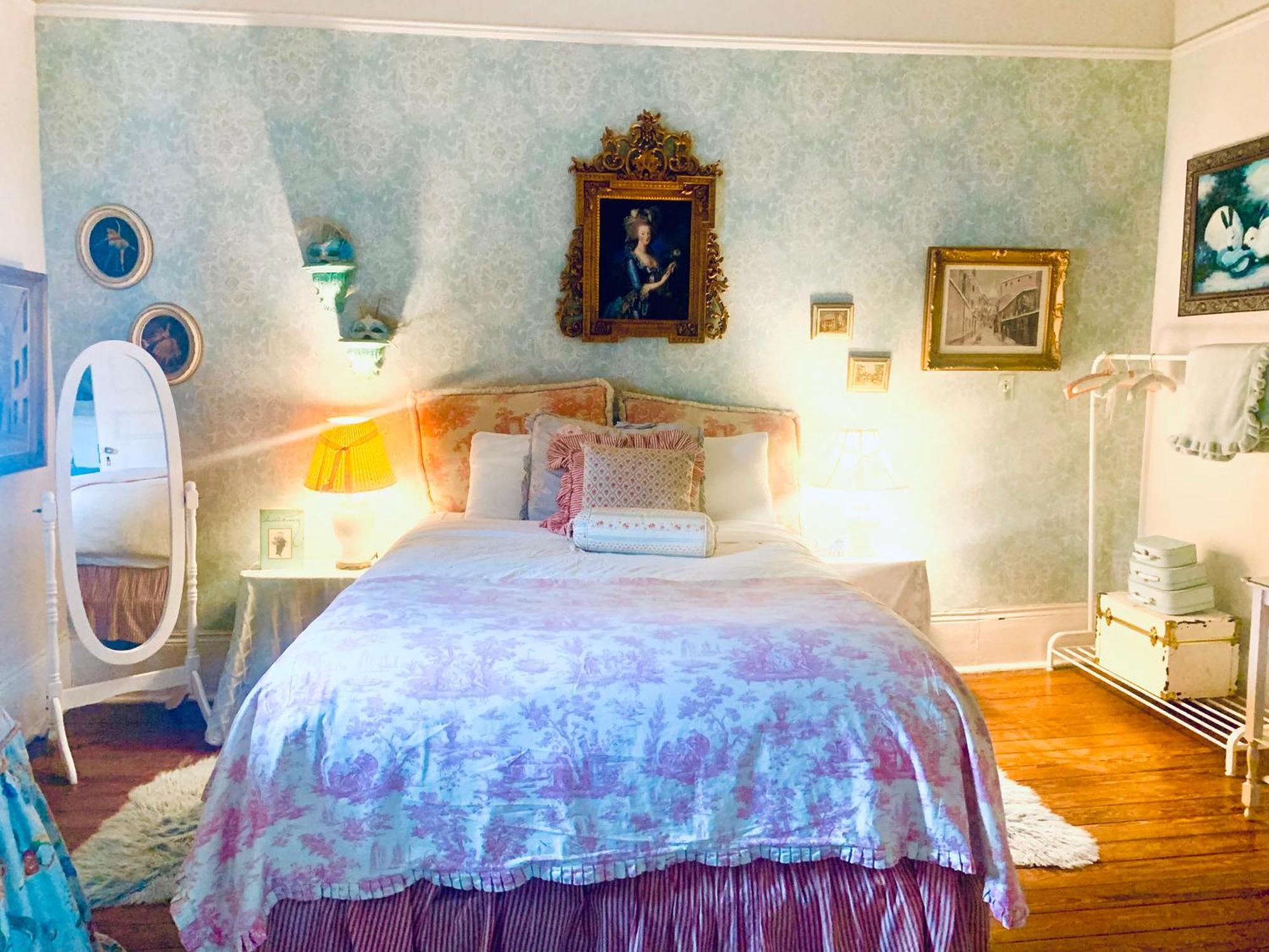 The Elisabeth House Canal St Dollhouse, 6 Bedroom Streetcar Sleeps 14! Holiday home *
