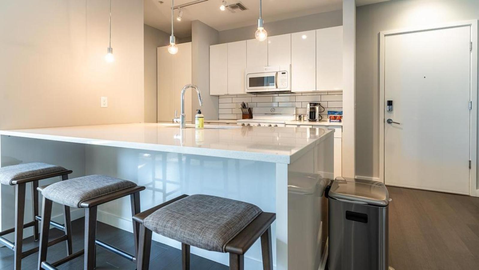 Apartment Landing Modern With Amazing Amenities New Orleans