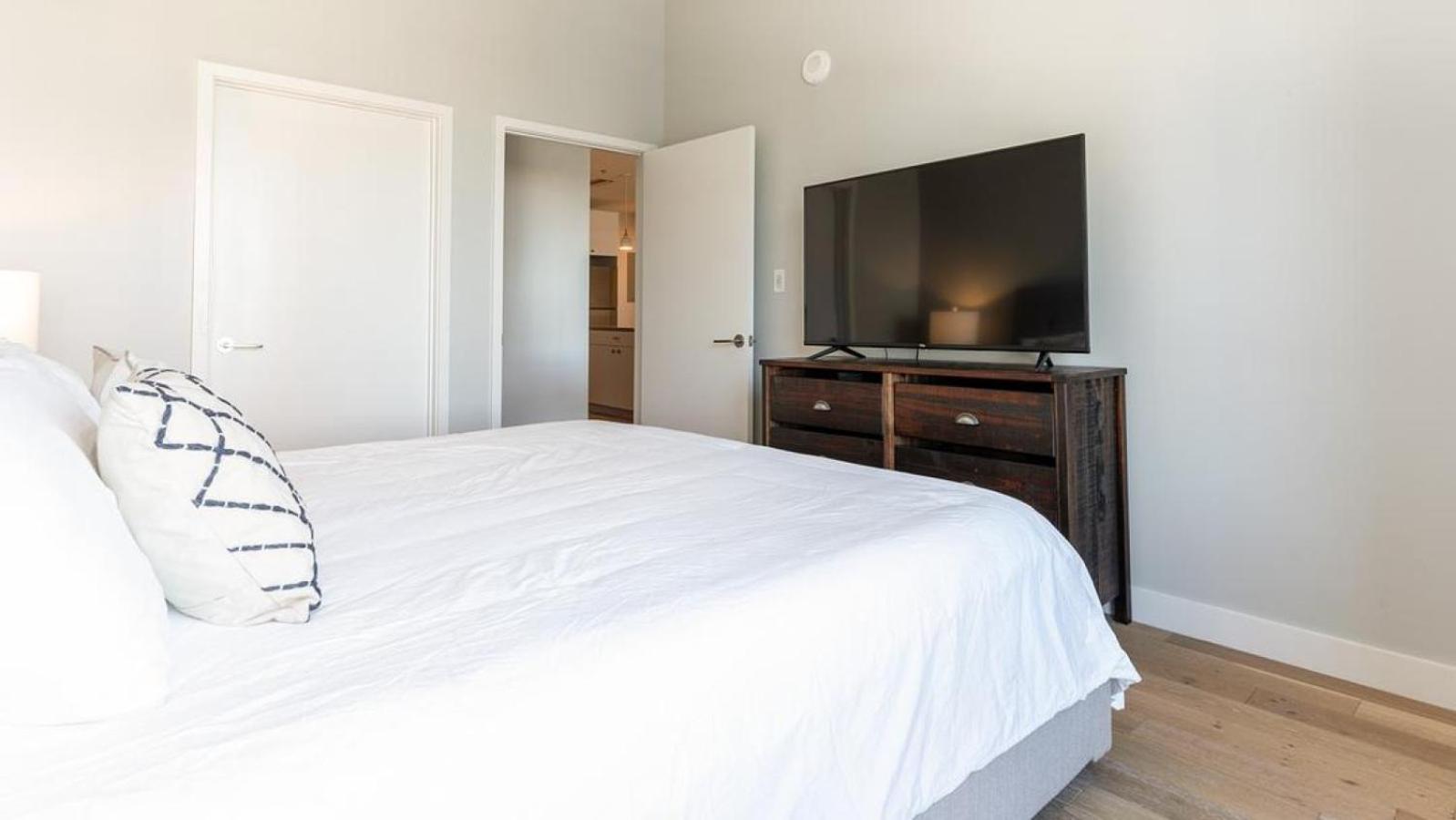 Landing Modern With Amazing Amenities Apartment