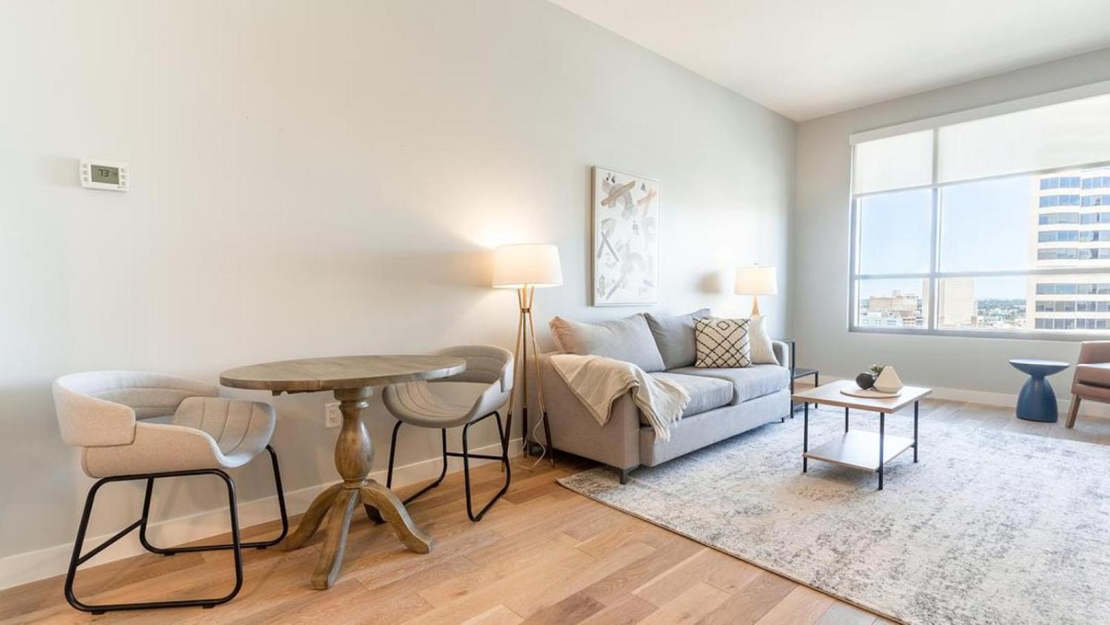 Apartment Landing Modern With Amazing Amenities *