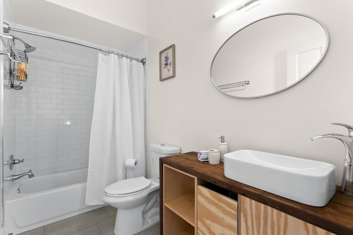 Stylish Creole 1 Bd Location *