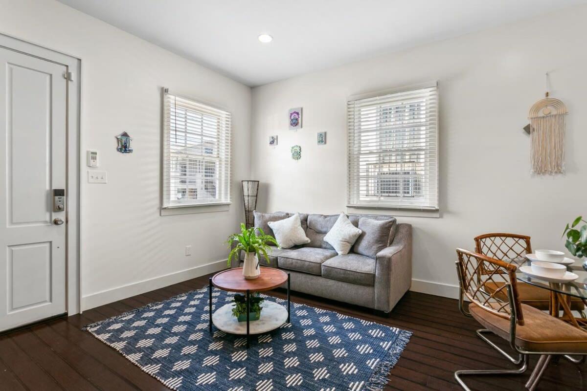 Stylish Creole 1 Bd Location